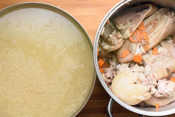 Kholodets savoureux à base de pieds et d'oreilles de porc