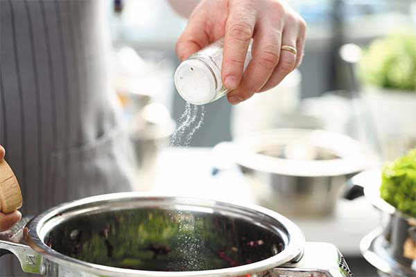 Wie salzen Sie Suppe richtig