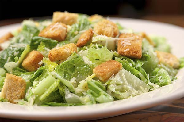 Wie entfernt man überschüssiges Salz aus dem Cäsar-Salat
