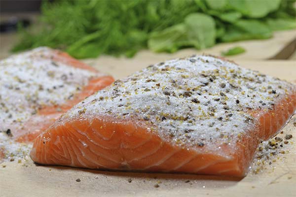 Wie man überschüssiges Salz aus Lachs entfernt