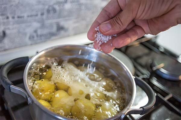 Comment enlever l'excès de sel des pommes de terre bouillies