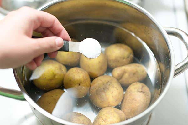 Quand faut-il saler les pommes de terre